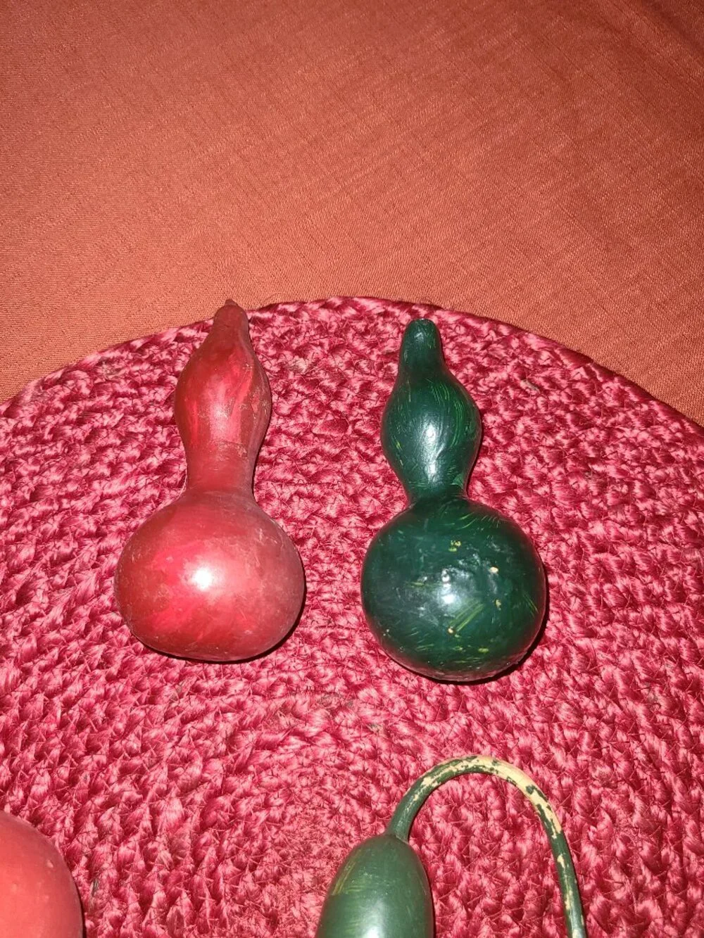 VTG Set of 4 Gourds 2 Green 2 Red Rattle Gourds 4.5